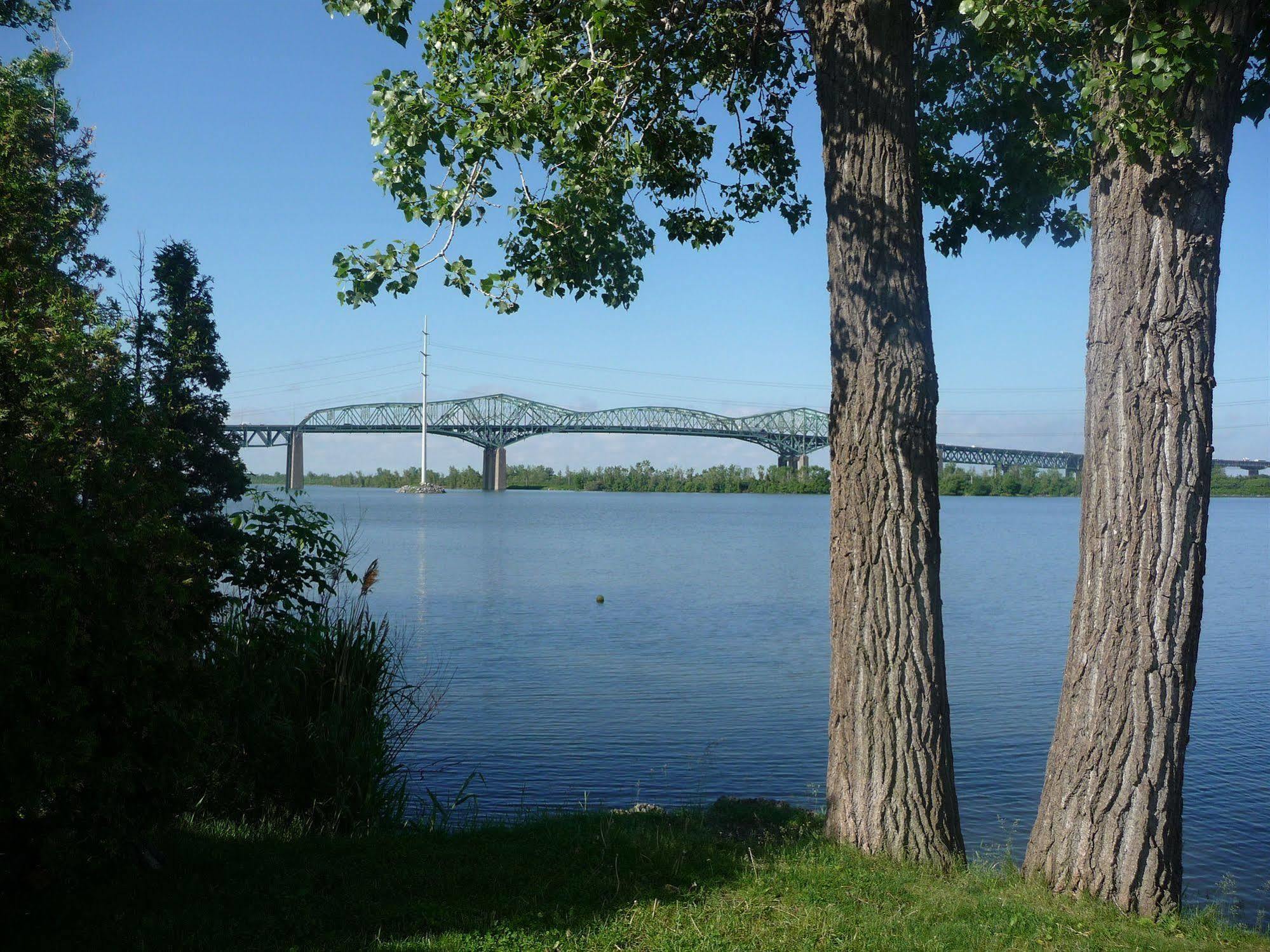 Motel Du Fleuve Brossard Zewnętrze zdjęcie