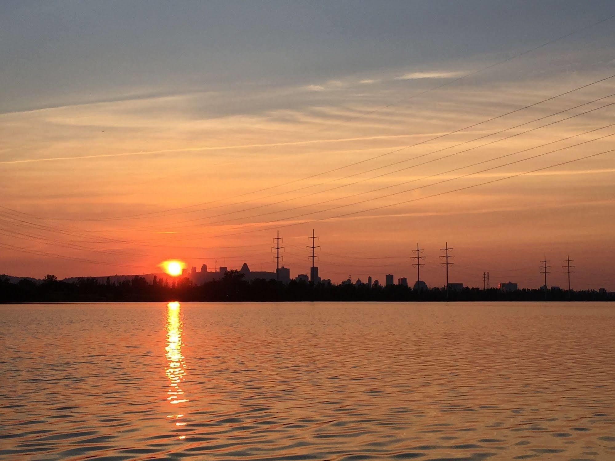 Motel Du Fleuve Brossard Zewnętrze zdjęcie