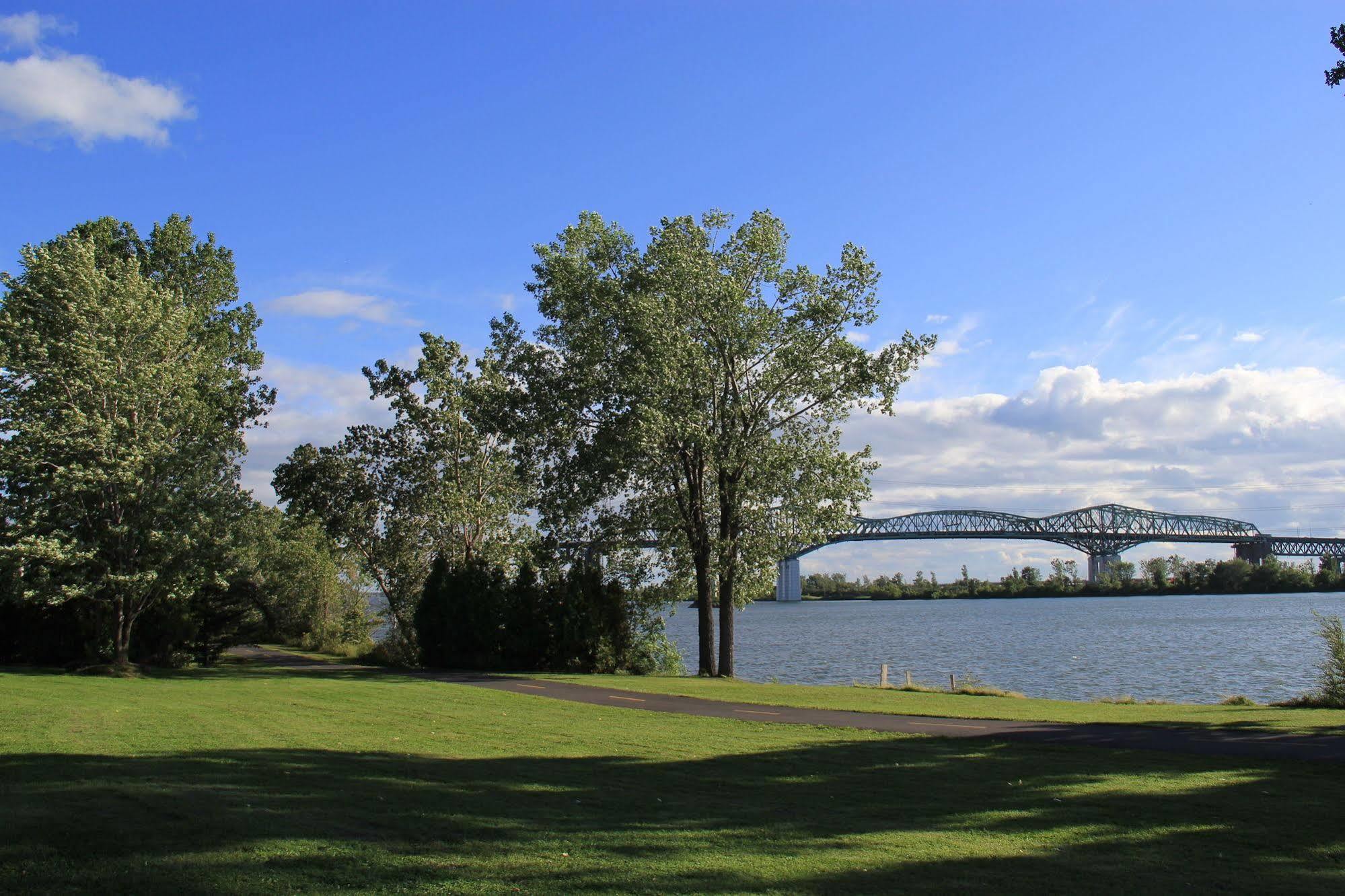 Motel Du Fleuve Brossard Zewnętrze zdjęcie